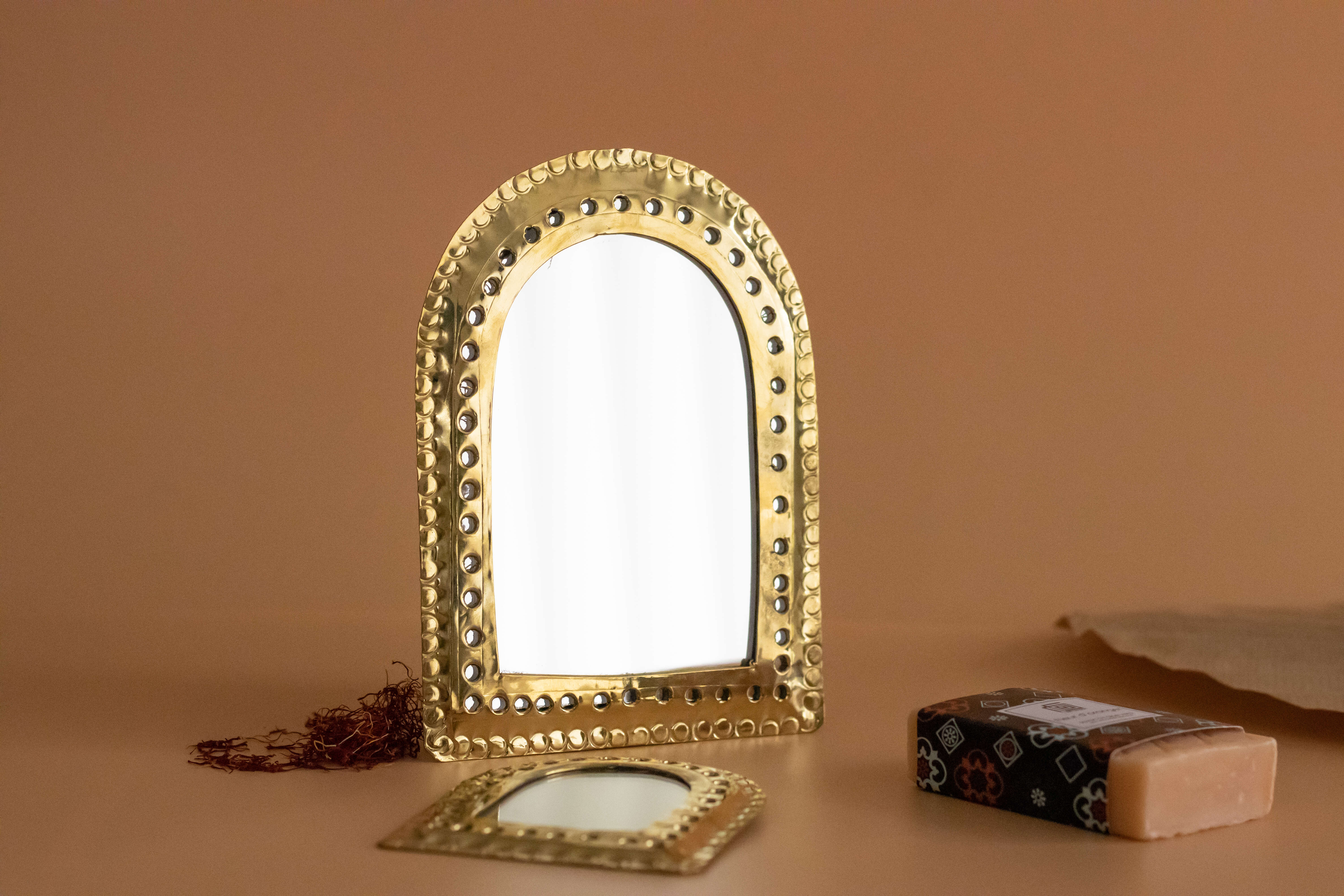 Petit miroir artisanal en laiton